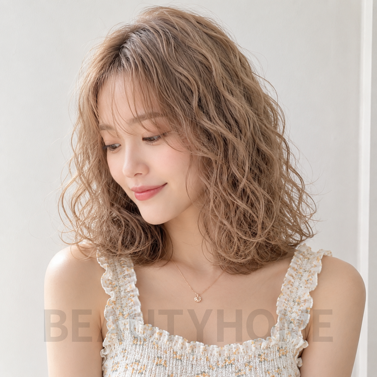여자 중단발 히피펌 밀크티 베이지 염색
